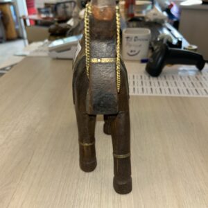 Vintage håndudskåret trækamel med messing- og kobberdetaljer".