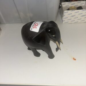 Gammel håndskåret elefant i mørkt træ