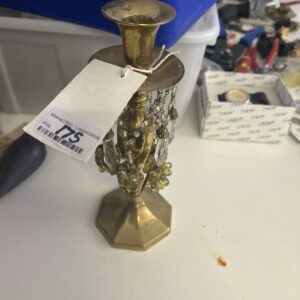 Vintage messing lysestage med krystalprismer og glasdruer