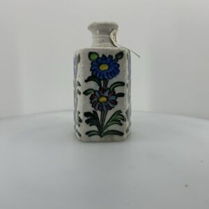 lille firkantet fajance- eller keramikflaske (f.eks. en parfumeflaske, apotekerflaske eller lille vase)