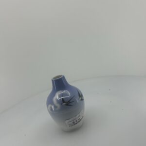 „Royal Copenhagen vase nr. 2671 / 1227 – Lille vase med svaler