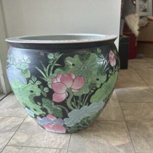 (Solgt) Stor kinesisk lotuskar af bemalet porcelæn