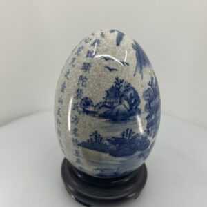 Stort kinesisk porcelænsæg på træsokkel – Blå/hvid krakeleret