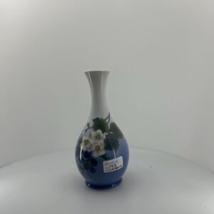 Porcelænsvase fra Royal Copenhagen med æbleblomst/brombær“ 288/51