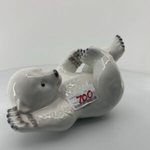 Bing & Grøndahl porcelænsfigur forestillende en "Sød isbjørneunge" (modelnummer 2537).
